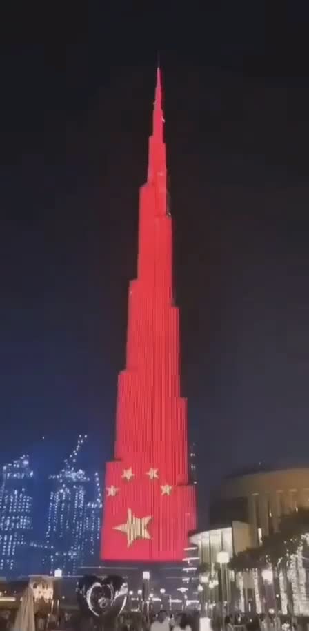 10月1日世界第一高楼迪拜哈利法塔的玻璃幕墙祝贺新中国成立70周年