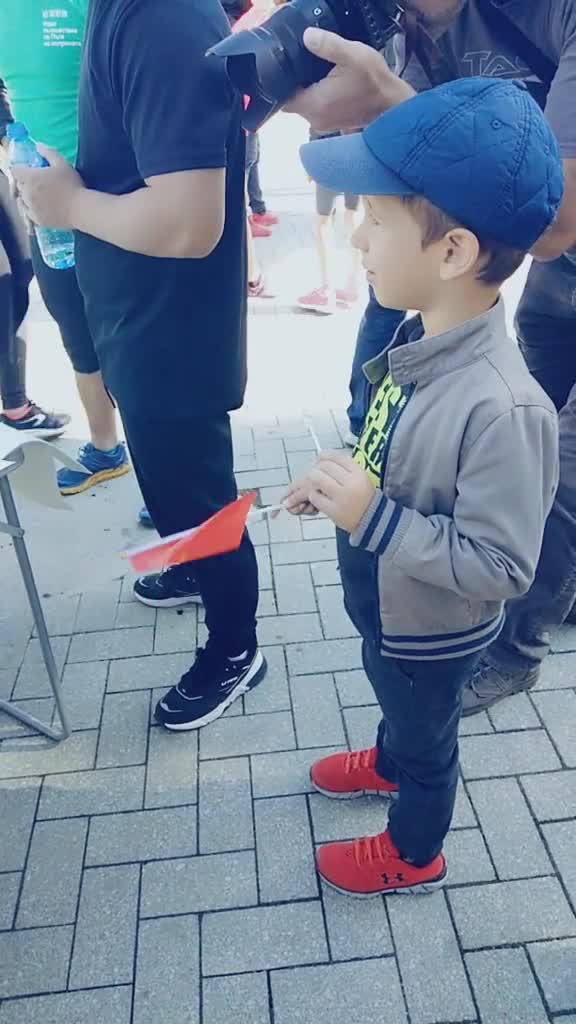 今年是中国和保加利亚建交70周年艺术家在瓦尔纳海滨公园书写中保友谊长存探索宁波