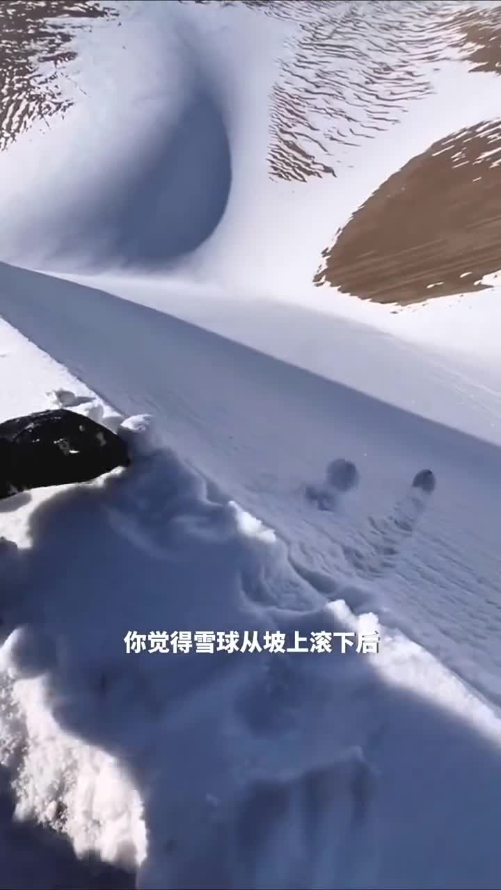 雪球滚下坡惊喜连连雪地里滚出大雪球并不是一件容易的事情