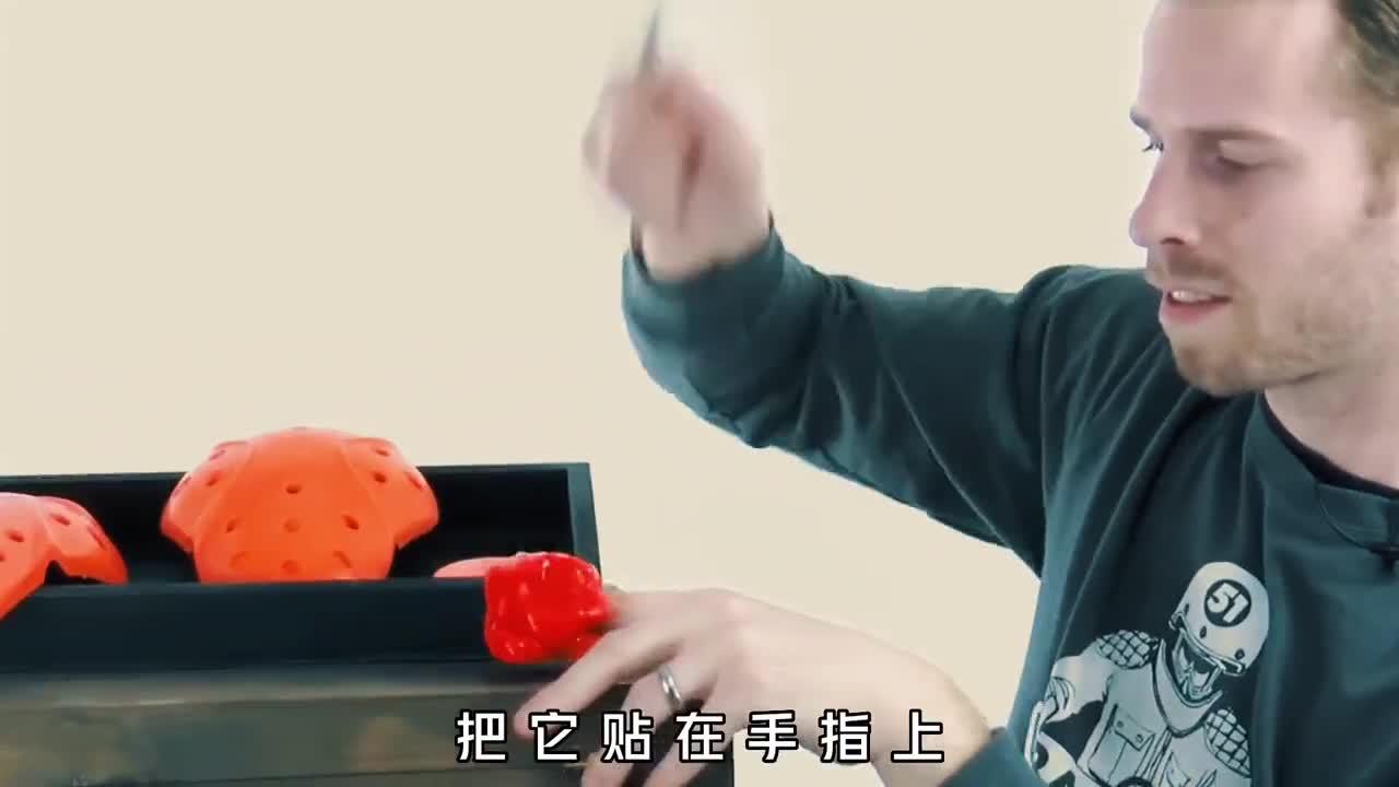 地球最强防御究竟有多可怕把它贴在手上用锤子砸毫无感觉