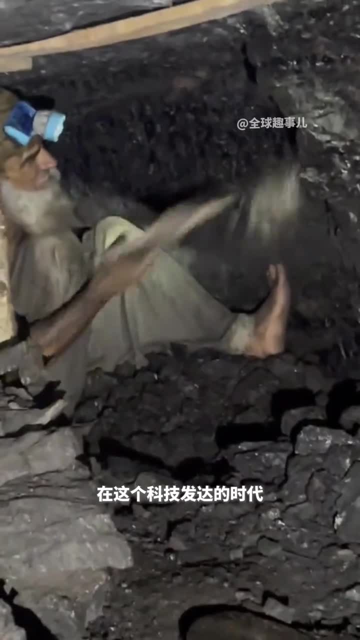 巴基斯坦小煤矿原始采掘人工挖煤驴车驮煤