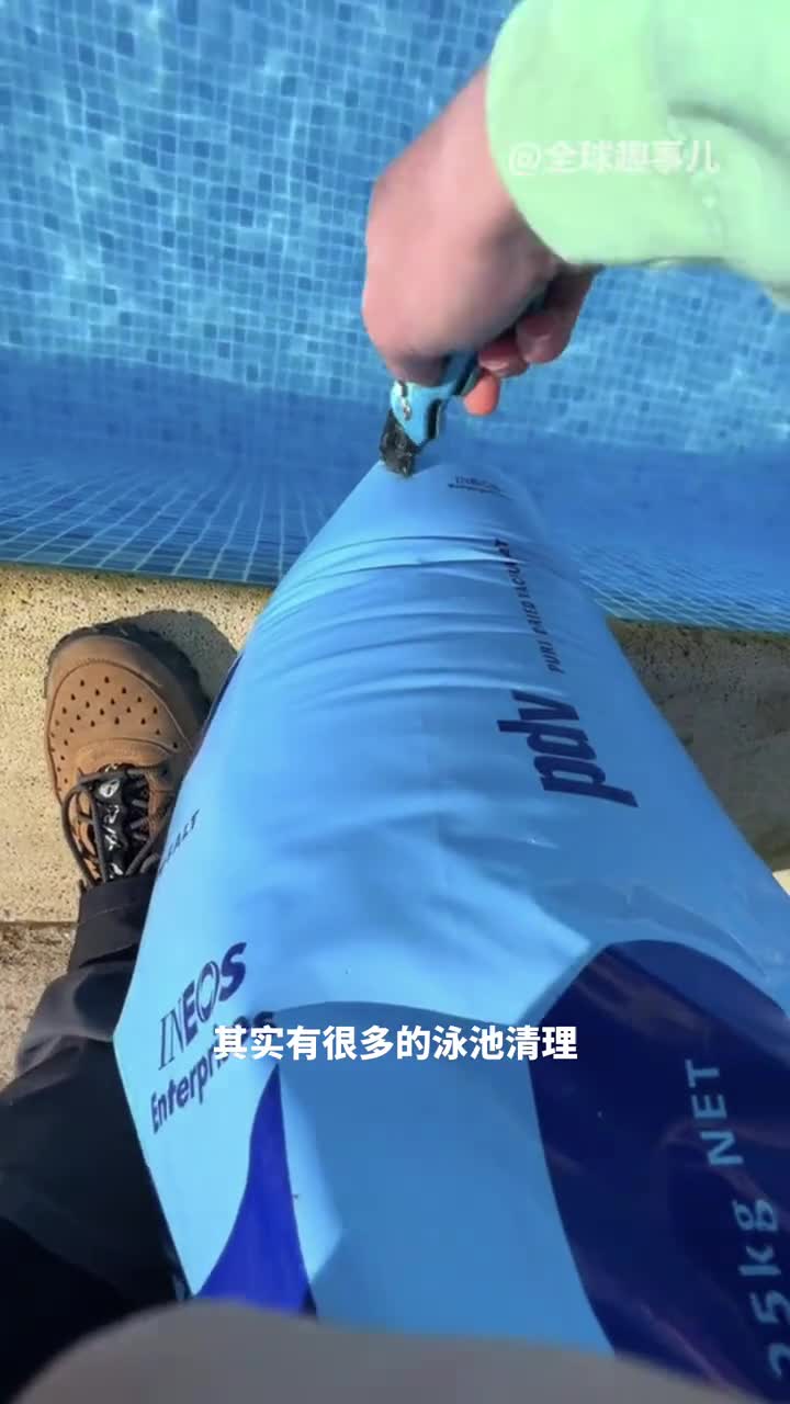 泳池大扫除从绿色沼泽到清澈泳池的蜕变