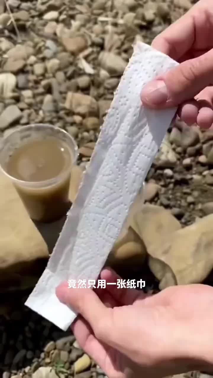自制水过滤器用纸巾过滤脏水竟然真的有效