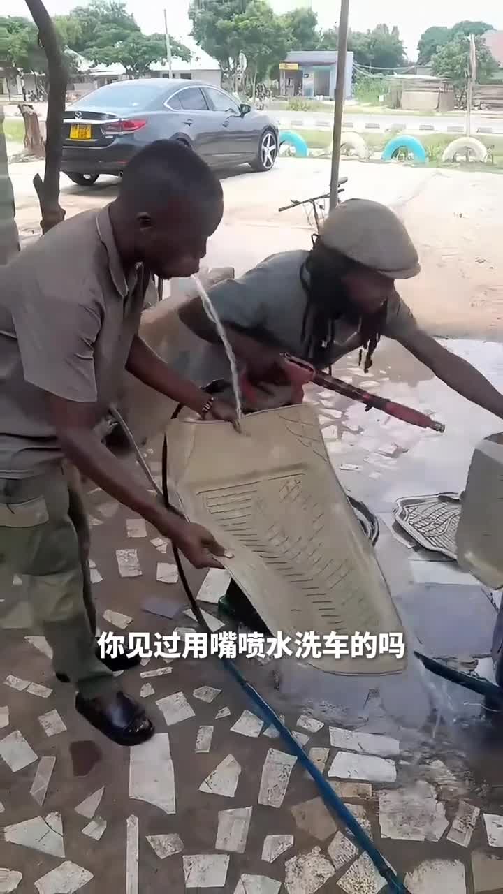 嘴里藏着水箱随时嘴巴喷水简直像开挂