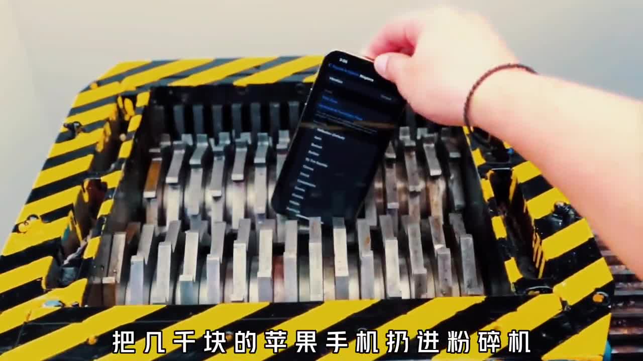 粉碎机究竟有多可怕一辆小汽车分分钟就被碾碎成渣渣
