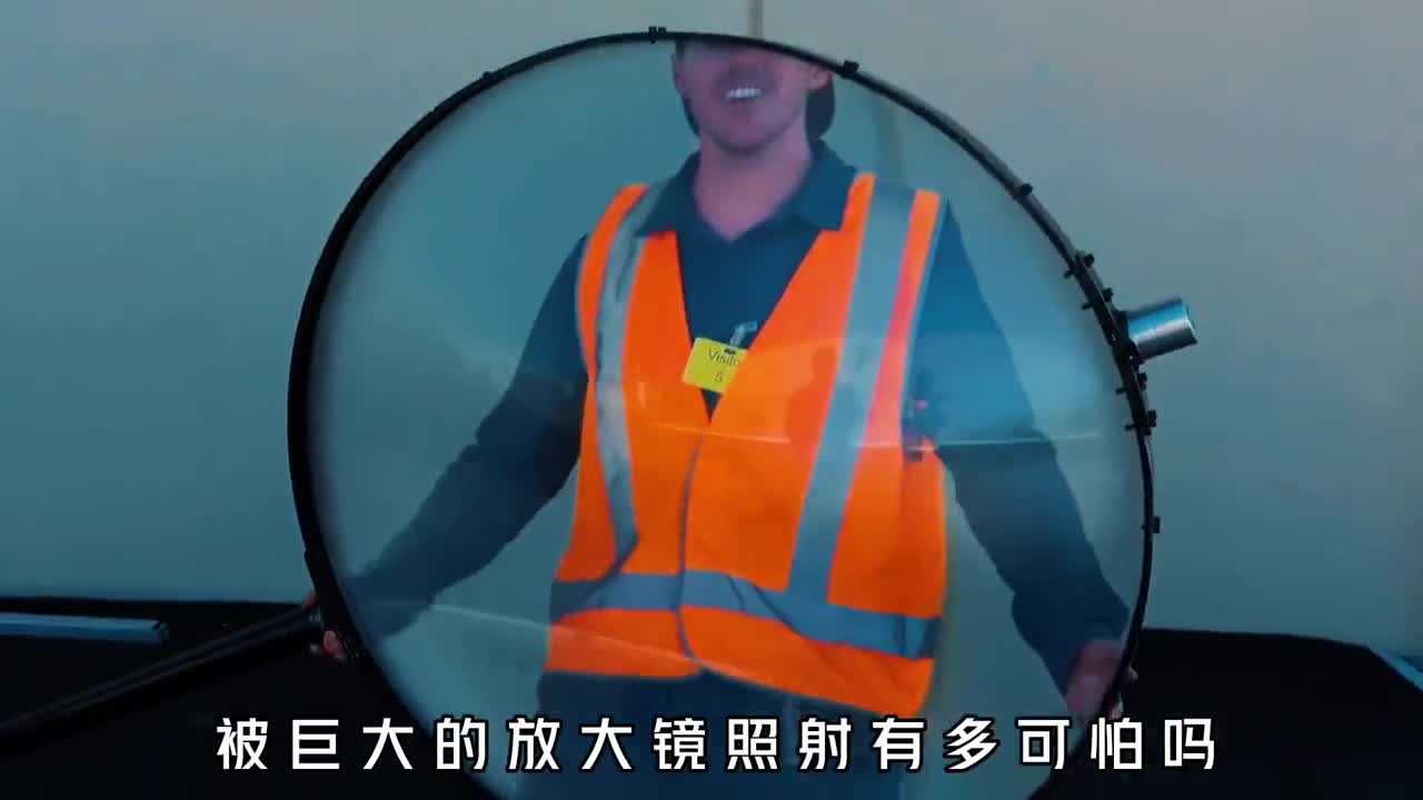 巨型放大镜究竟有多可怕手机放在下面瞬间起火报废