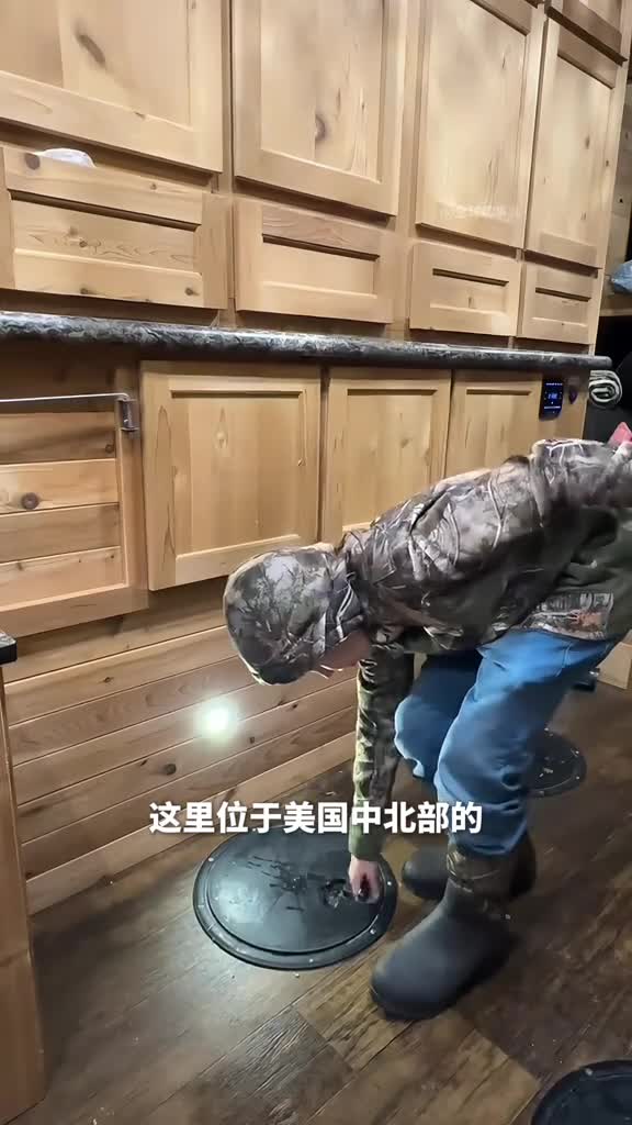 屋里打洞钓鱼冰面上的移动小屋