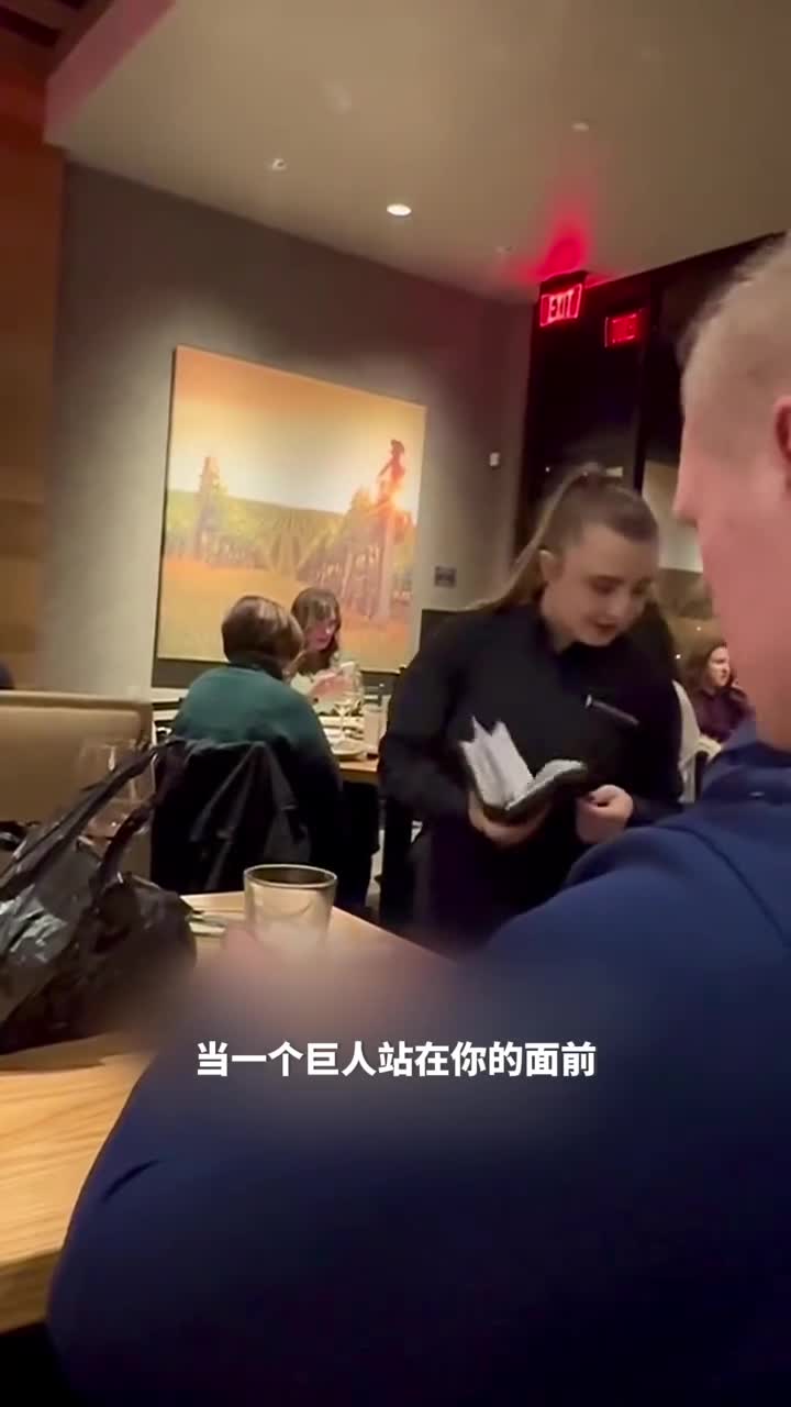 当巨人与妹子相遇令人惊叹的身高差所带来的体验