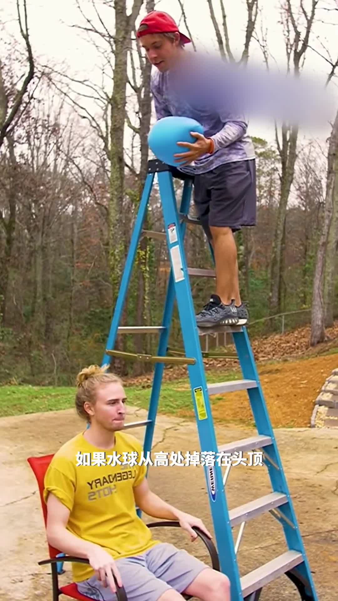 当水球从高处掉落在头上会发生什么呢慢镜头下的视觉奇观