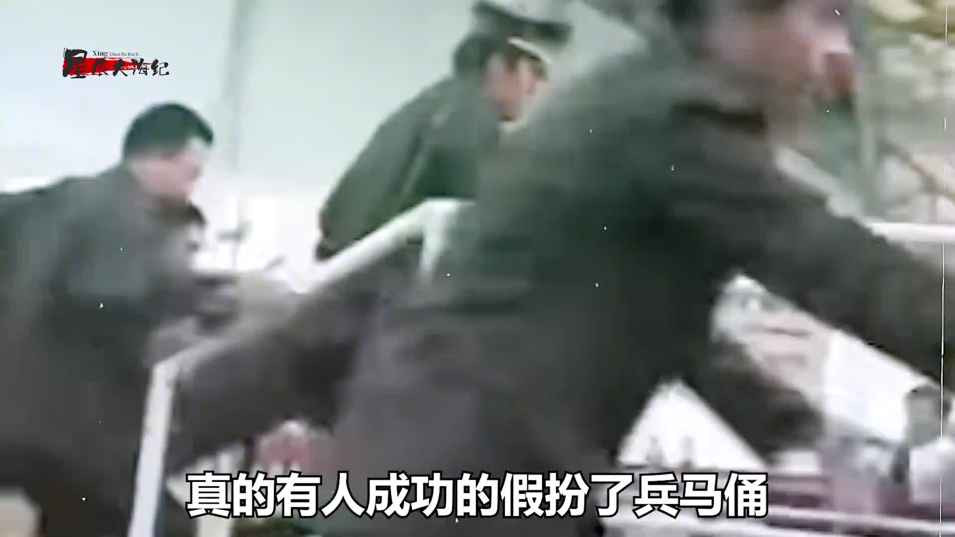 2006年德国小伙假扮兵马俑真实影像居然还自带秦俑踏板以假乱真