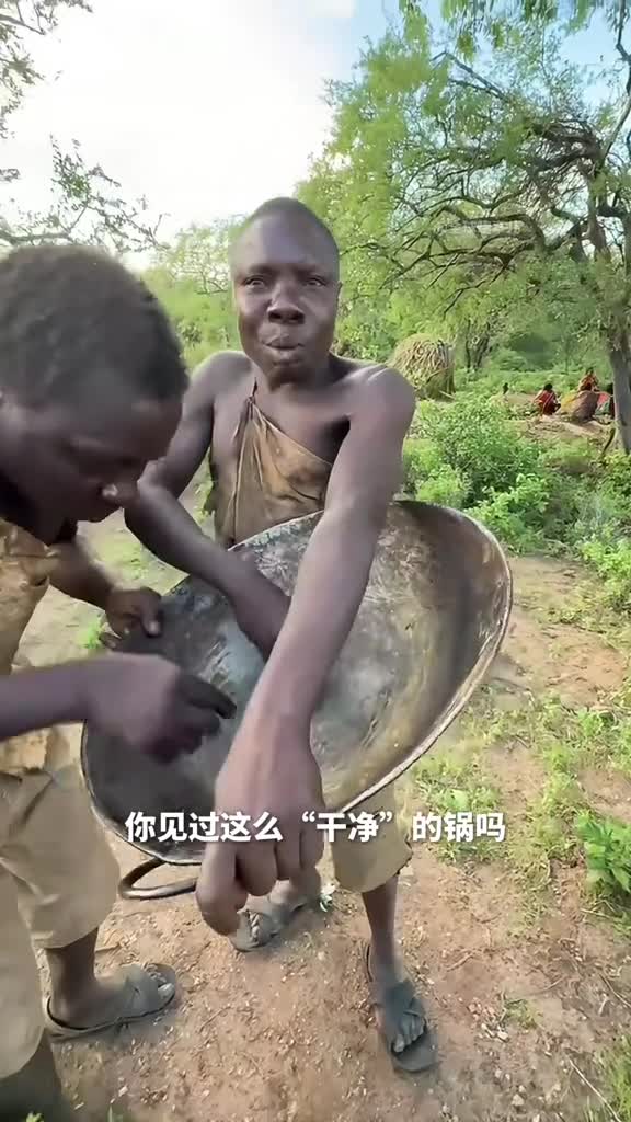 吃到连锅底都刮干净非洲哈扎比部落为何吃得干干净净