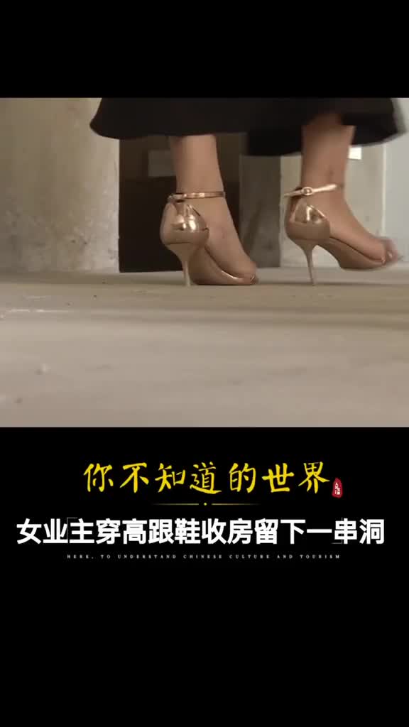 魔幻女业主穿高跟鞋验房留下一串洞负责人回应质量没问题只怪高跟鞋太细