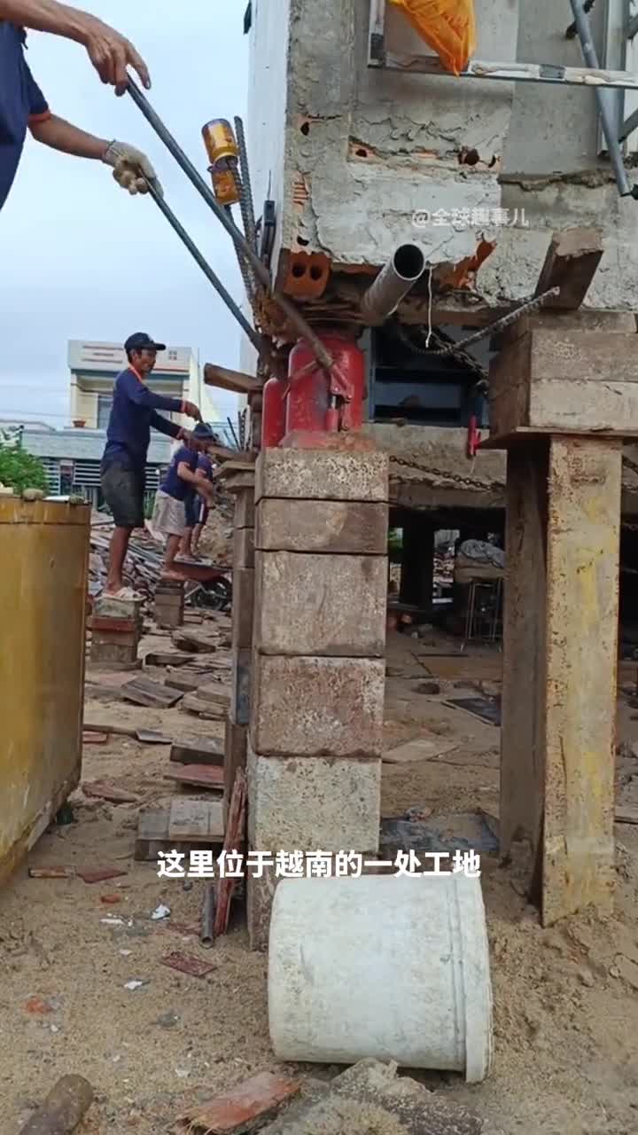 不稳的房子怎么办看工人如何用顶升技术给房子挪个窝