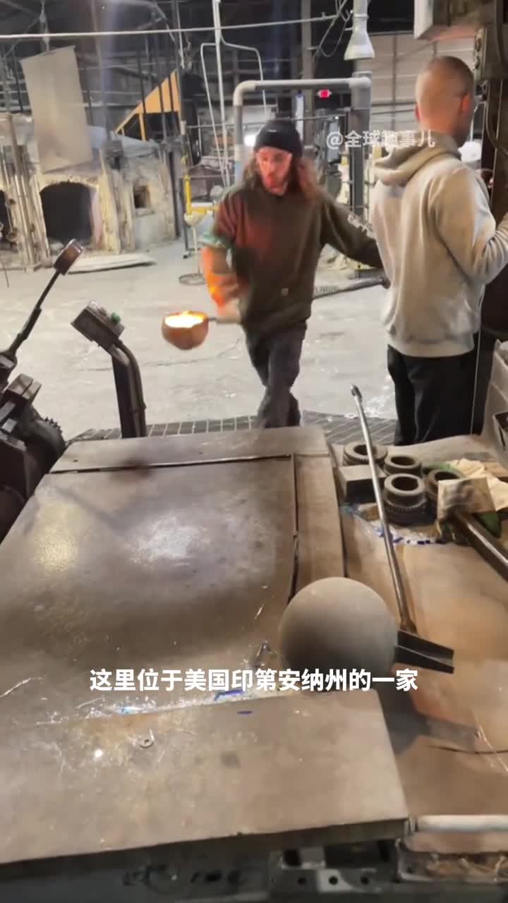 当玻璃遇到700度高温变身如糖浆般的神奇流体