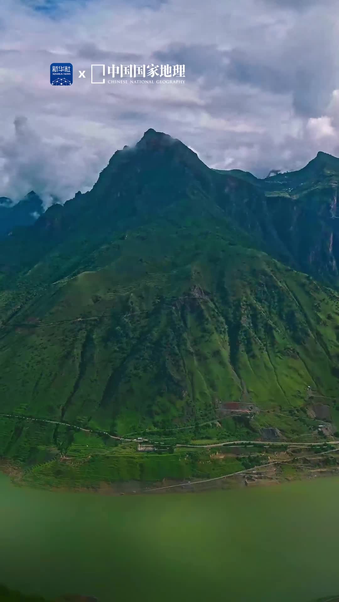 皎平渡川滇之间的主要渡口之一位于四川省凉山州会理市的金沙江皎平渡峡谷属于横断山脉东缘典型的干热河谷焚风效应明显山高谷深峭壁悬崖入选了中国国家地理评出的四川200个最美观景拍摄点