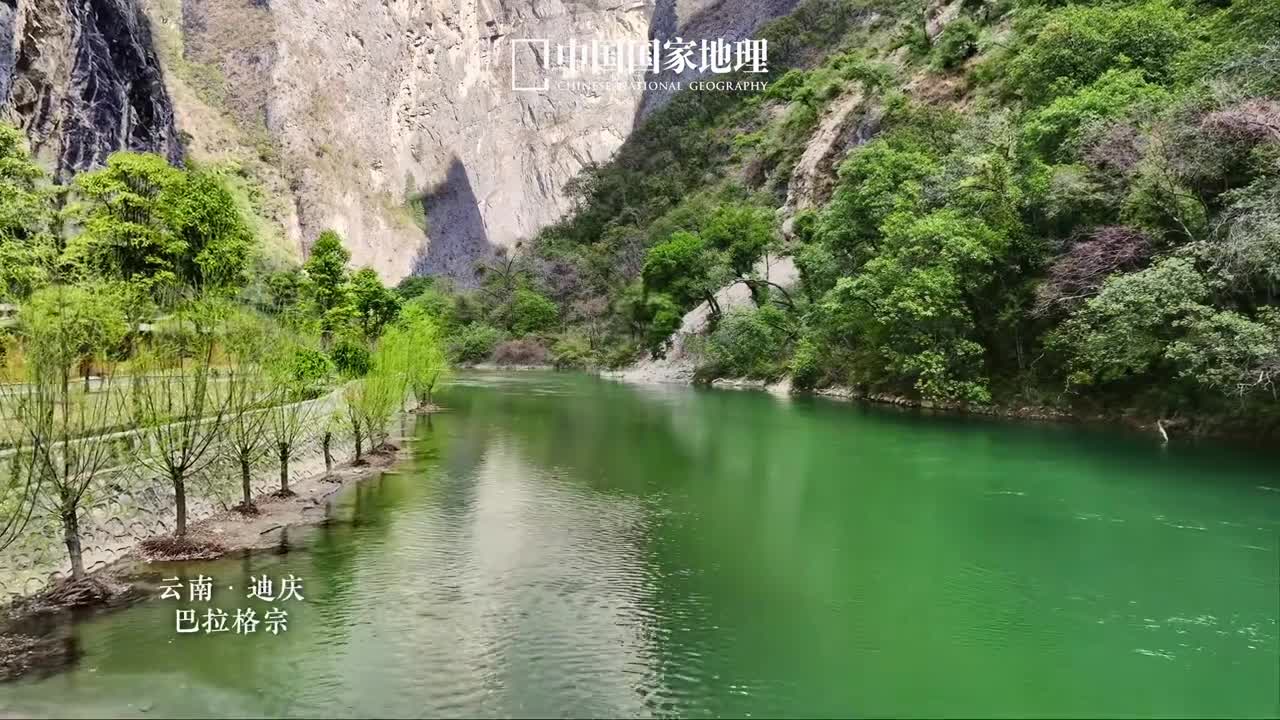 巴拉格宗香格里拉的宁静之地这里是香格里拉第一高峰地势极其险峻拥有峡谷河流雪山湖泊多种壮丽景观还会发现古老淳朴的藏族村落置身如此纯净之地心中阴霾瞬间一扫而空内心深处宁静舒畅澄澈明朗