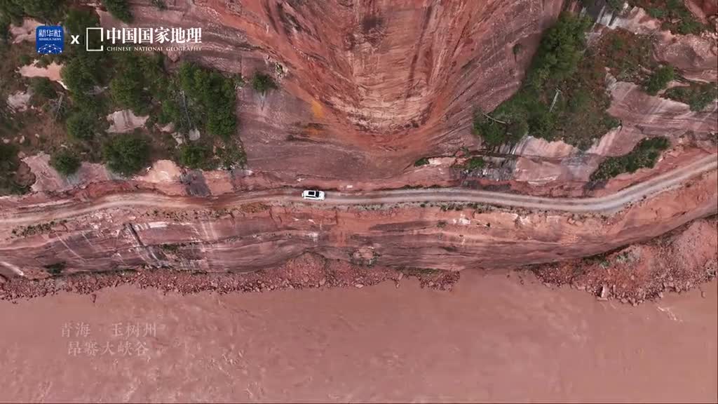 红与绿的交织岩与林的相遇热烈又沉静这里是青海省玉树州的昂赛大峡谷你可能很难相信这样沟壑纵横流水淙淙林密草绿裸岩赤红的景象会出现在青藏高原海拔4000米左右的高寒地带贯行其间更觉气势磅礴堪称越野天堂