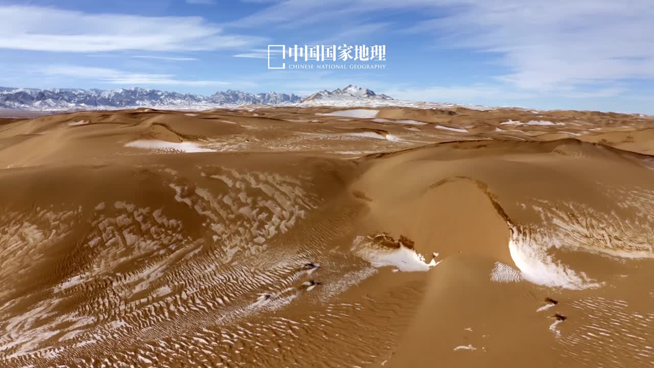 青海的苍凉之美动人心魄双石峡地处青海海西这里的山川呈高耸对峙之势屹立在苍茫大地之上有如巍峨石门颇有一夫当关的雄伟气概置身于此可以切身感受无边荒寂的苍凉之美亲眼见证大漠黄沙与雪山石林的奇妙同框相信你会被这浑然天成的景色深深震撼