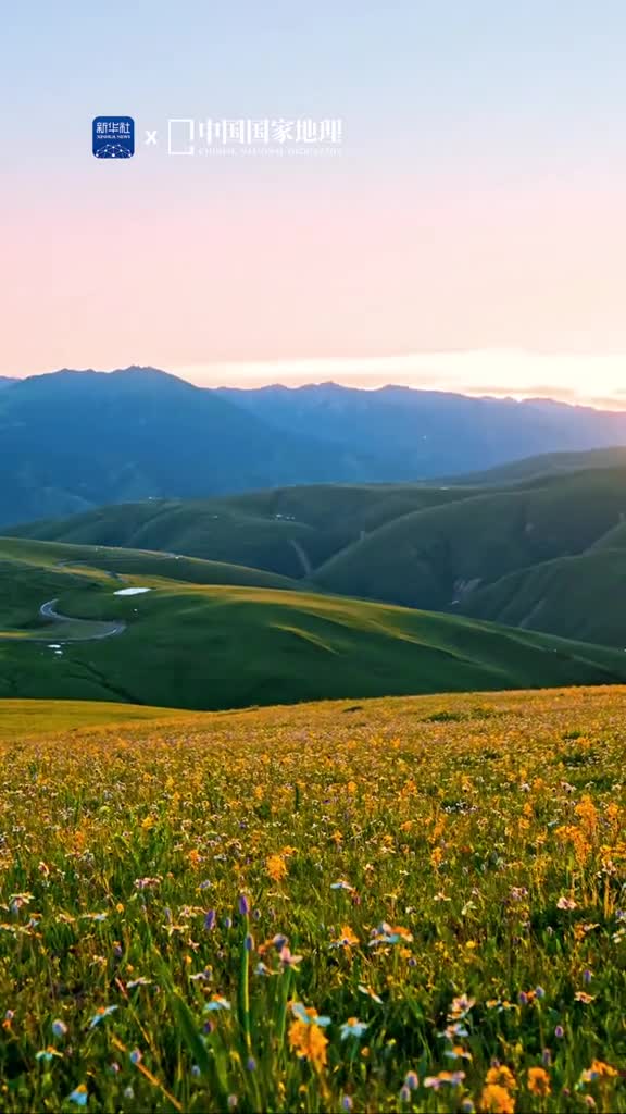 川西还有秘境吗来道孚县北部感受一下雪山之下玉科草原在冰川遗迹景观中书写着隐秘诗意曾被中国国家地理推荐为十佳露营地之一这里森林草原相拥相嵌牛羊遍地展现盎然生机日月玉潭宛如草原上的明珠而与之相邻的甲依拉错静静躺在山谷之间梦幻蓝调中带着一丝温柔可爱