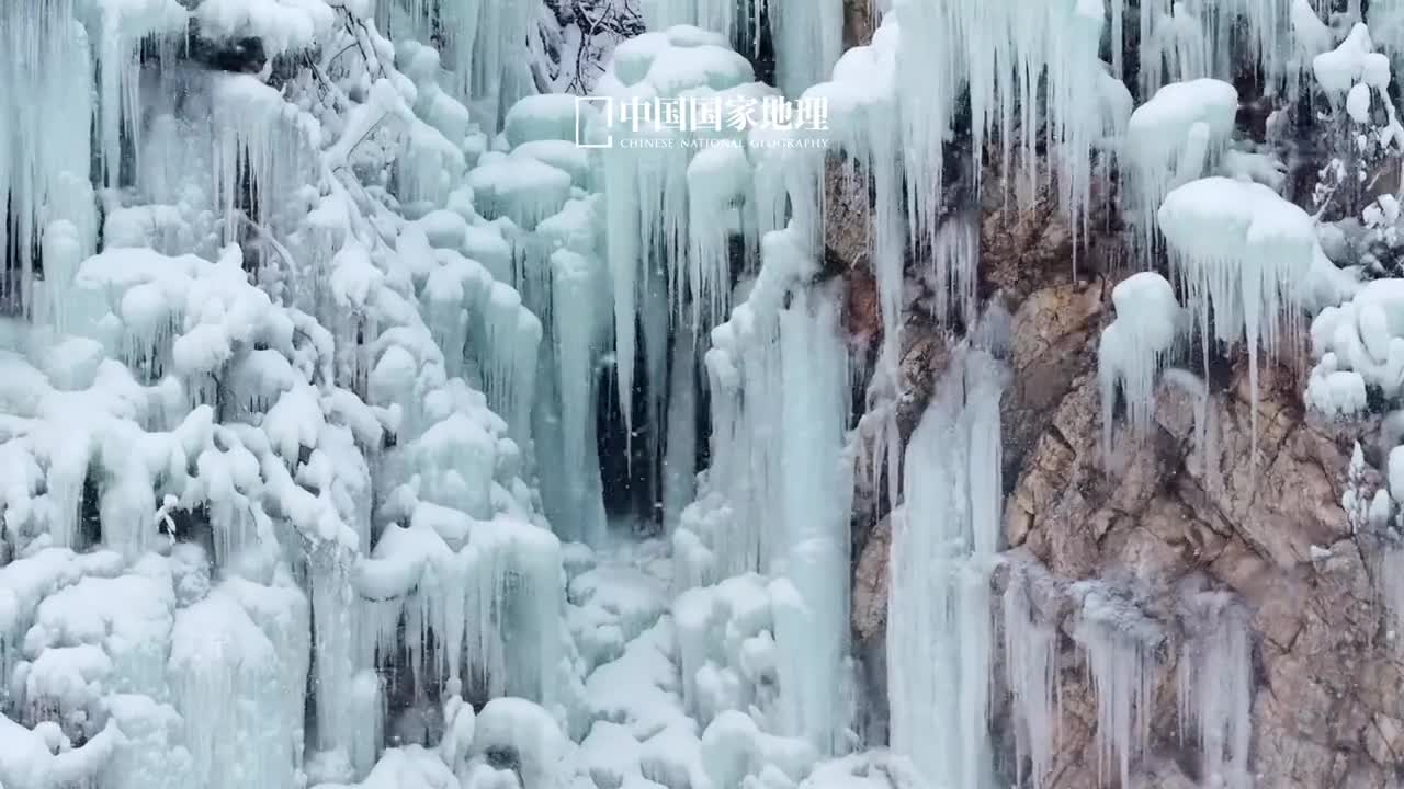 真的被悬天冰瀑惊艳到了凛冽寒冬严寒定格住了瀑布倾泻而下的浩大气势根根冰柱悬挂如帘仿若银河直下伴随着一场纷飞而至的落雪这里好像成了冰河世纪