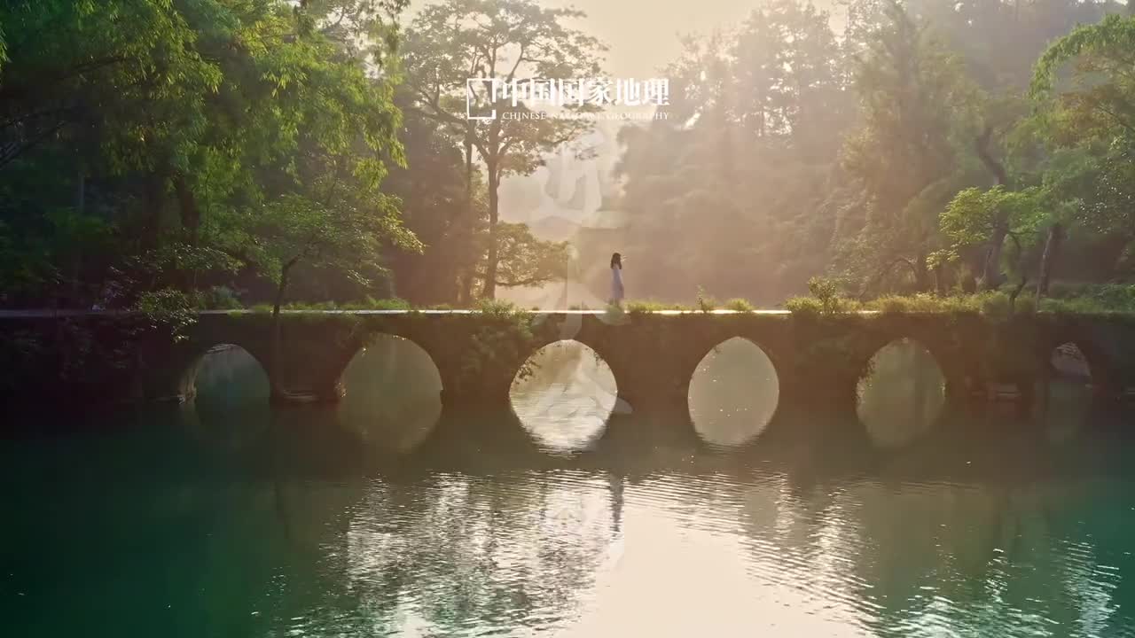 有一种意境美叫近水含烟荔波小七孔古桥坐落于贵州黔南的青山绿水间水波袅袅群峰叠翠古桥横卧如诗若画薄雾轻拂初阳淡近水含烟意朦胧待到雨过天晴时开启一场治愈心灵的寻梦之旅吧