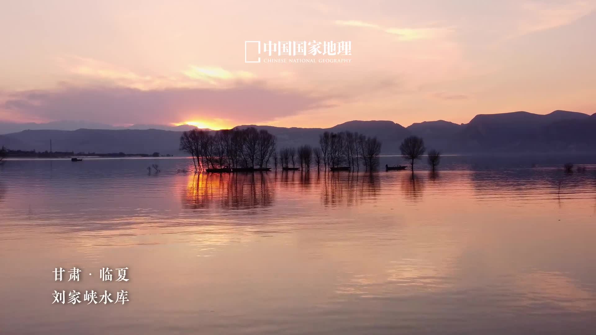 平凡的生活也要闪着光初冬的湖面余晖均洒净水染橙橘安静而又澄明似有抚慰一切的力量生活再忙也要记得给自己留得半日闲时临湖享微风感受静美好时光