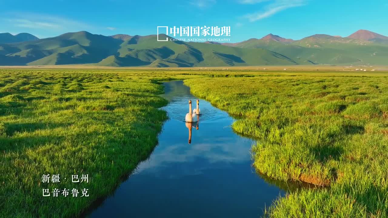 有一种松弛感叫踏水而歌夏天是与水亲近的季节踏水悠悠且歌且行悠然逍遥在山水之间清凉的水花飞溅在阳光下晶莹闪耀层层荡开的波纹像一串串欢乐的音符奏响夏日动人的乐章