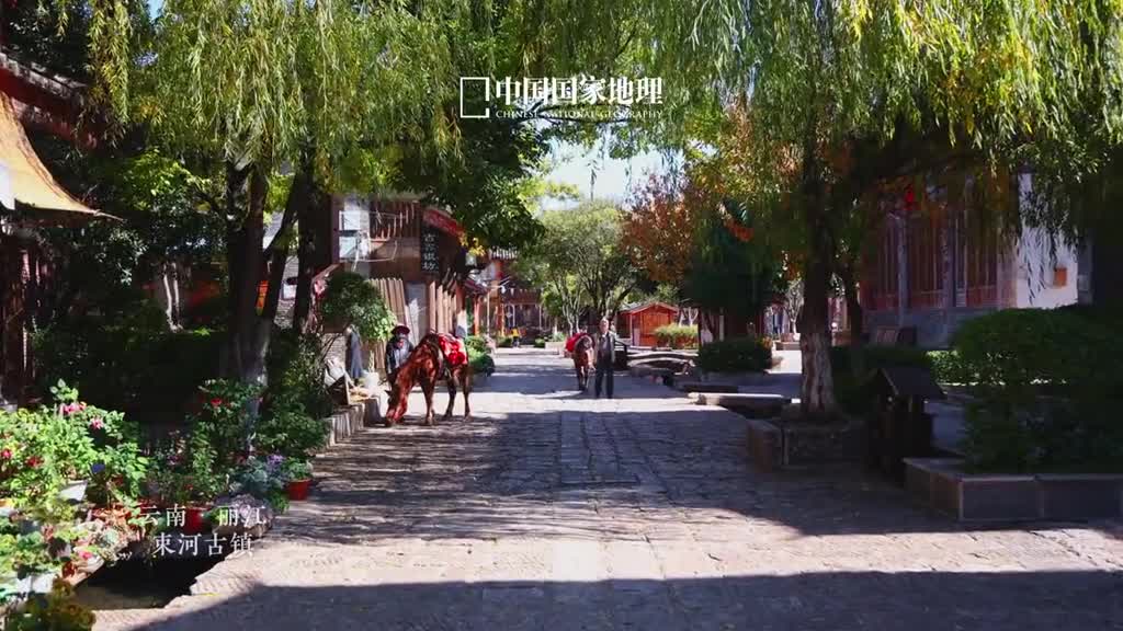 玉龙雪山脚下的世外桃源离丽江仅几公里之遥的古镇束河曾被称为丽江的背影是纳西族先民在丽江的早期聚居地之一也是茶马古道上的重镇著名的束河八景有龙门望月烟柳平桥雪山倒映夜市萤火断碑敲音鱼水亲人石莲夜读西山红叶在岁月的沉淀中古老与现代交融出了淡雅平和的气质静下心来漫步巷道如能感受时光的流淌