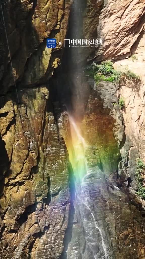 艳阳之下河北邢台大峡谷急坠的悬瀑将阳光变幻成一道美丽的彩虹激流拍打百炼千锤方显英雄本色高考已至借如此难得的风景祝考生们圆梦今夏
