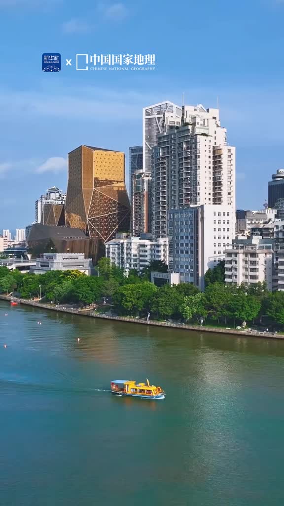 工业与山水在这里交相辉映因螺蛳粉出名的柳州其实是一座汽车拉着跑的大型工业城市在广西乃至西南地区的诸城中柳州是当之无愧的工业传奇更令人赞叹的是如今的柳州有着山清水秀的美景实现了自然风光与现代工业的完美结合