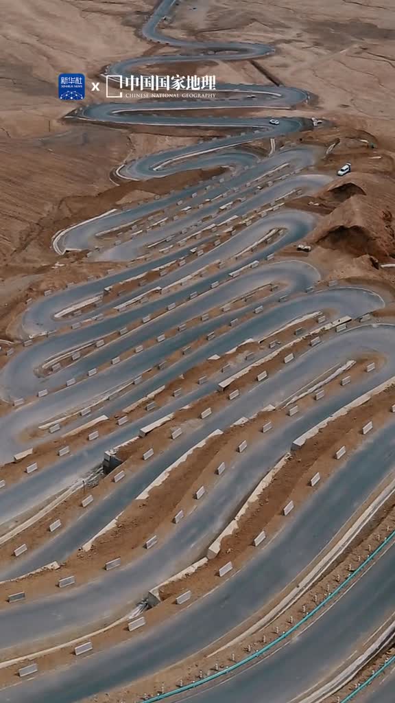 帕米尔高原上的巨龙新疆喀什的帕米尔高原上坐落着大名鼎鼎的盘龙古道迂回蜿蜒的公路在苍茫大地上盘旋俯仰宛若一条翻腾的苍龙