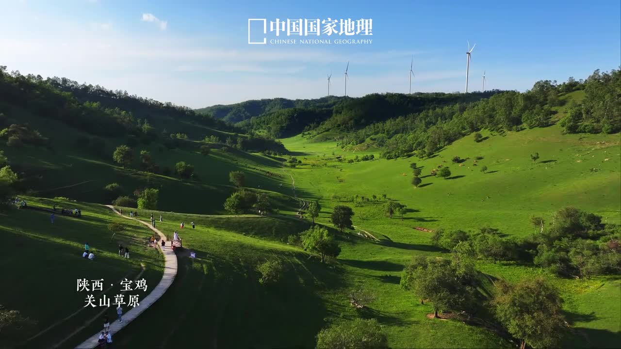 这里不是欧洲是陕西位于陕西宝鸡的关山草原虽然地处暖温带大陆季风气候区但由于地势较高平均海拔2200米左右夏季凉爽怡人素有天然凉都之誉一起去看山青草美在天高云淡的自然中感受自由自在的美好吧