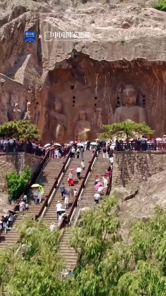 龙门石窟的凝望穿越千年洛阳南郊的龙门石窟被誉为中国石刻艺术的巅峰作卢舍那大佛气势恢宏富丽华美千窟万像承载着锦绣中华的灿烂文化底蕴