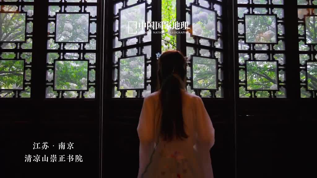 永远为古人的极致审美赞叹窗是中国古建筑之眼古人擅长以窗框景打造盎然意趣尺寸之间尽收佳境框中之景日日不同于移步换景时叹古人巧思在风物更迭中品时光之味值此春光烂漫之际透过花窗去发现只有你和天地可见的别样景致吧