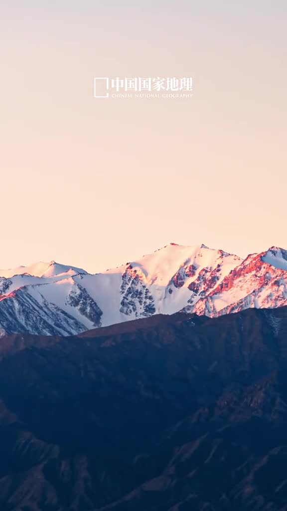 巍巍祁连山是哺育河西走廊的母亲山它如母亲一般无私伟大它不仅仅是地理意义上的高峰更是不同民族精神的巅峰