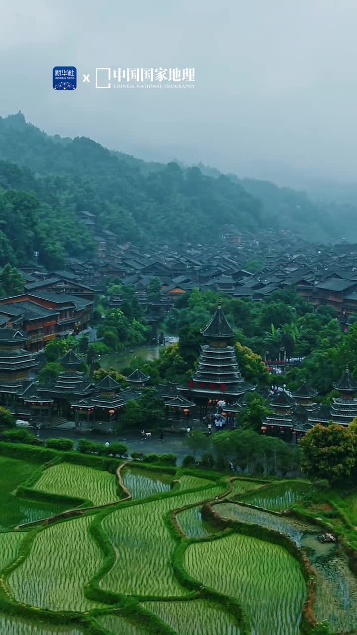 这里是贵州省黔东南州黎平县我国侗族人口最多的县也是侗族文化的主要发祥地之一一方水土孕育一方歌声这里的多声部民歌侗族大歌优美自然在侗族村寨中不论男女老少开口便能唱他们美妙的歌声传向四方2009年侗族大歌被列入人类非物质文化遗产代表作名录