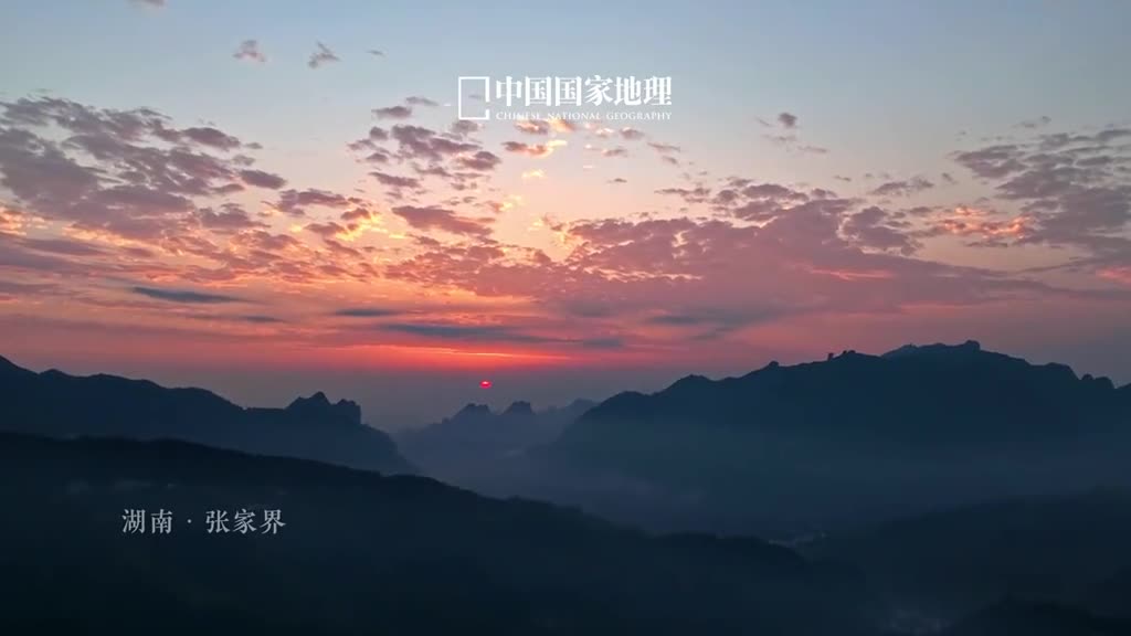 张家界藏着绝美立体古画置身于湖南张家界的山水中无人可以分清究竟是画中景还是景中画茂密的峰林四周缭绕阵阵云烟巍峨挺拔之态如同拔地而起的通天神柱直入云霄这里山水相映独具神韵如同大型立体盆景令很多人心驰神往张家界更是在韩国刮起了一股湘流成为了韩国人钟爱的旅行目的地