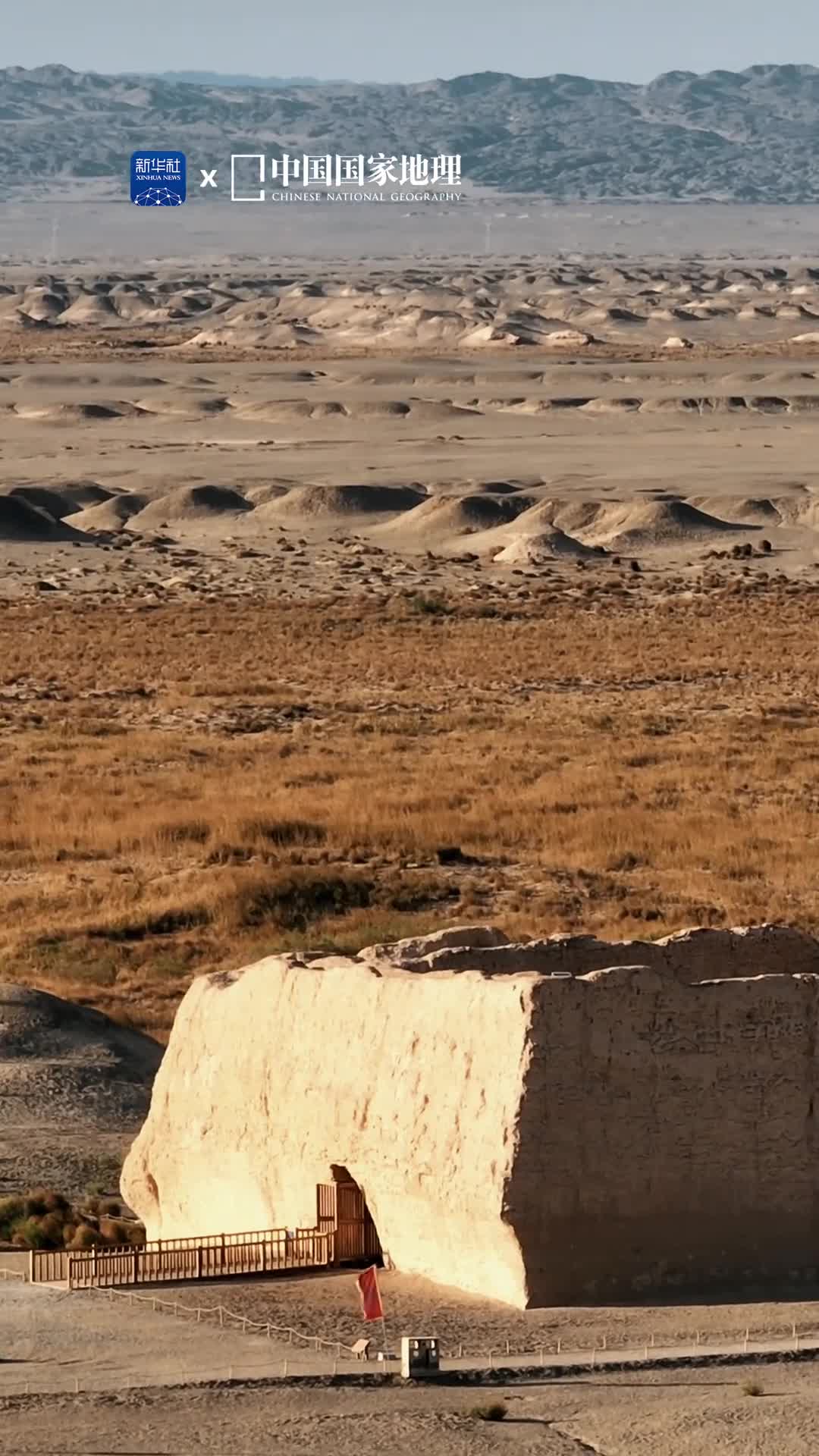 跨越千年的天下名关甘肃酒泉的戈壁滩辽阔旷远大名鼎鼎的玉门关屹立于此放眼望去烽燧和残垣断续延绵诠释着春风不度玉门关的孤寂壮美