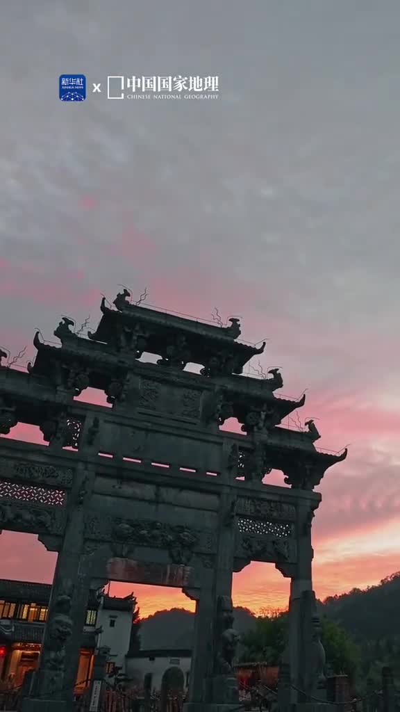 谁懂皖南古村的魅力在安徽省黄山市的西递村层层翘首的马头墙高低错落着古朴的白墙黛瓦与蜿蜒的青石板路已在岁月中褪去铅华却更有别样的风韵