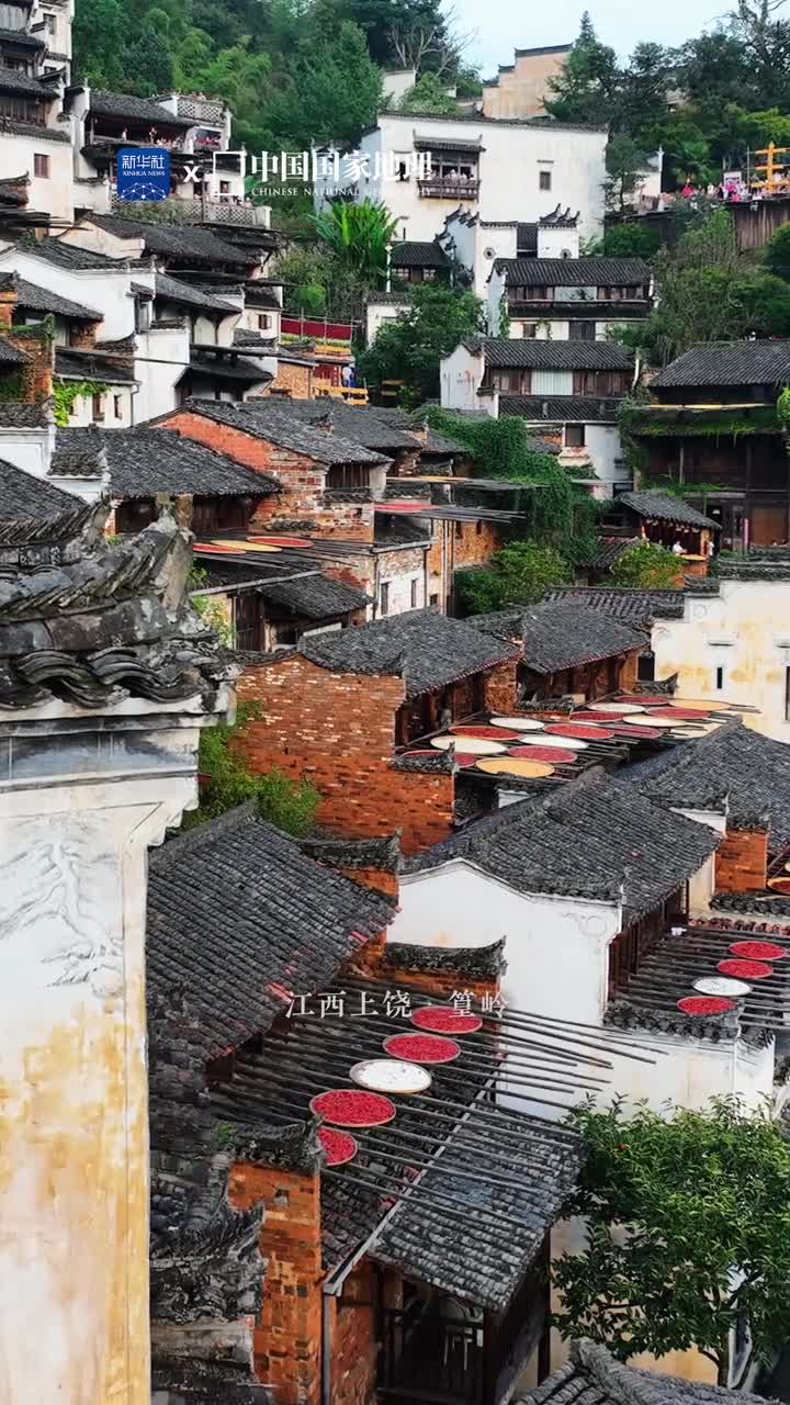 晚上的篁岭氛围感拉满这是婺源篁岭的秋夜沁凉微风中亮起万家灯火