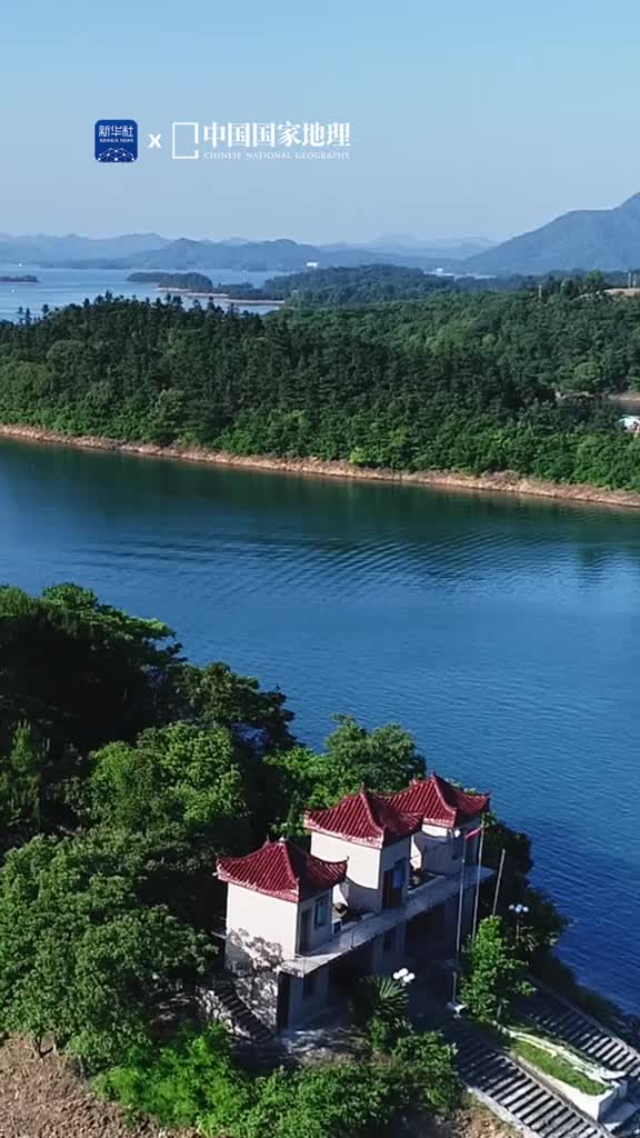 庐山西海位于江西九江由柘林大坝拦截修水而成库区内一二阶地多被水淹没较高的山岭露出水面在万顷碧波中如同星罗棋布的海上小岛