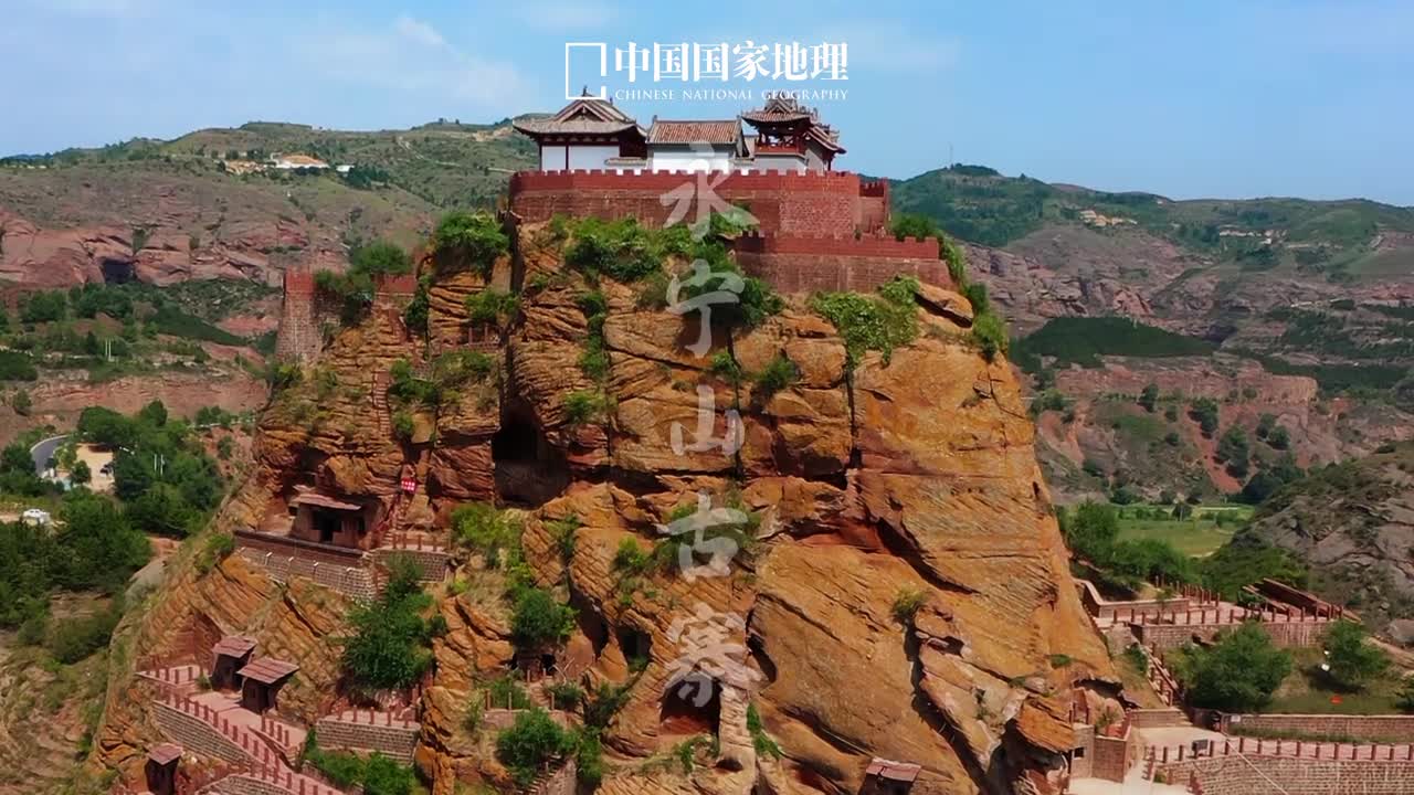 盘龙卧虎高山顶这里是位于陕西延安的永宁山古寨古寨以险山为体建造悬空崖窟有数百处经过日积月累的风雨侵蚀愈发显得威严厚重古寨所在的永宁山通体红色峻峭挺拔是陕甘边红色革命的摇篮