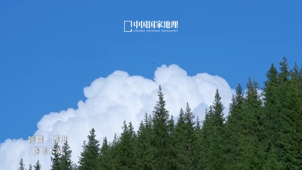 心存阳光遇见美好阴霾过后一定是阳光万里晴云大地生辉干净澄明的一切总是让人向往雪山闪耀水光潋滟阳光绘就世间最治愈的画卷岁月如诗般流淌愿你向阳而生笑看风雨清欢自若只要心是晴朗的人生就没有阴雨天