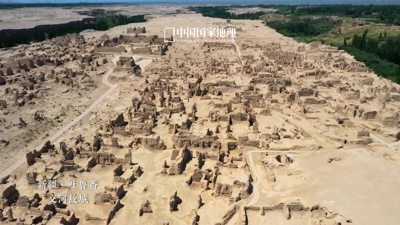 近距离感受交河故城的雄伟在新疆吐鲁番的土地上屹立着一座神秘而古老的城池名叫交河故城是古车师前国的都城遗址这座世界上最大最古老的生土建筑城市拥有保存较好的黄土构造如同一艘历史的方舟承载了诸多文化财富和信息