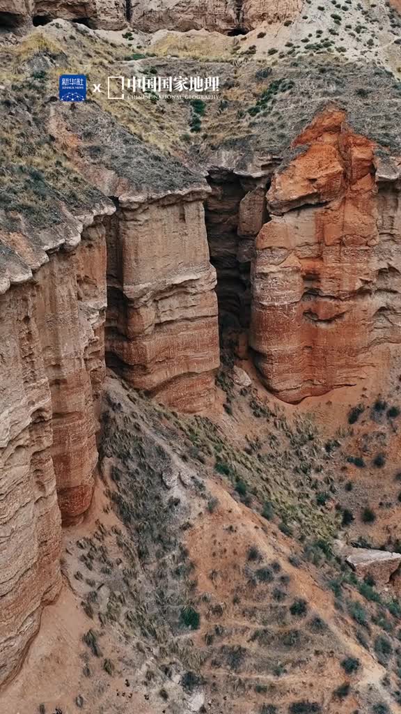 近距离感受大自然的鬼斧神工天斧沙宫位于甘肃兰州是一处地质奇观似用天斧凿成的宫殿有着顶圆檐突身陡麓缓的特点自然天成但结构奇特造型雄伟