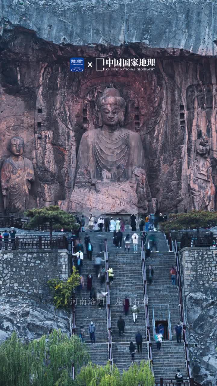 暮色之中灯明如昼万龛石壁在伊河畔熠熠生辉龙门石窟跨越千年的华美依旧震撼人心
