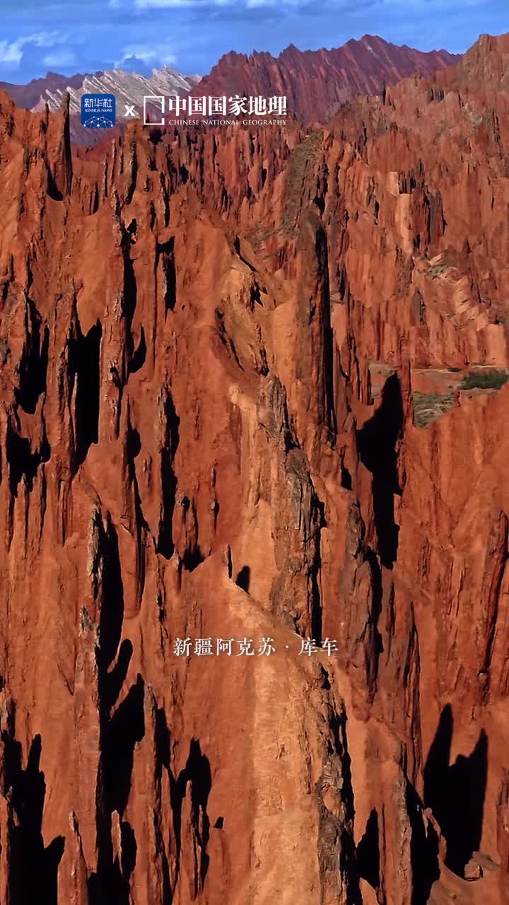 走进现实中的奇幻美景在新疆阿克苏的库车大峡谷红色岩层被大自然雕刻成数不清的天然雕塑宛如奇幻大片里的场景峡谷中光影变幻壮美之中又透着令人着迷的神秘感