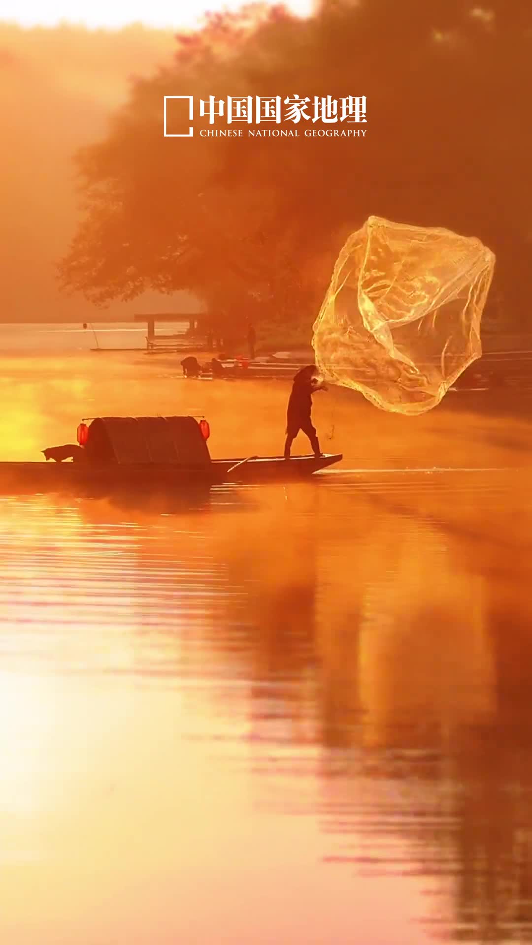 这大概是中国人才懂的意境在江西婺源的漳村晨曦中的漳溪河烟波浩渺天光云影间轻舟荡漾一叶扁舟之上蓑翁头戴笠帽身着蓑衣潇洒扬臂撒网捕鱼恬静闲适怡然自得这是你向往的田园生活吗