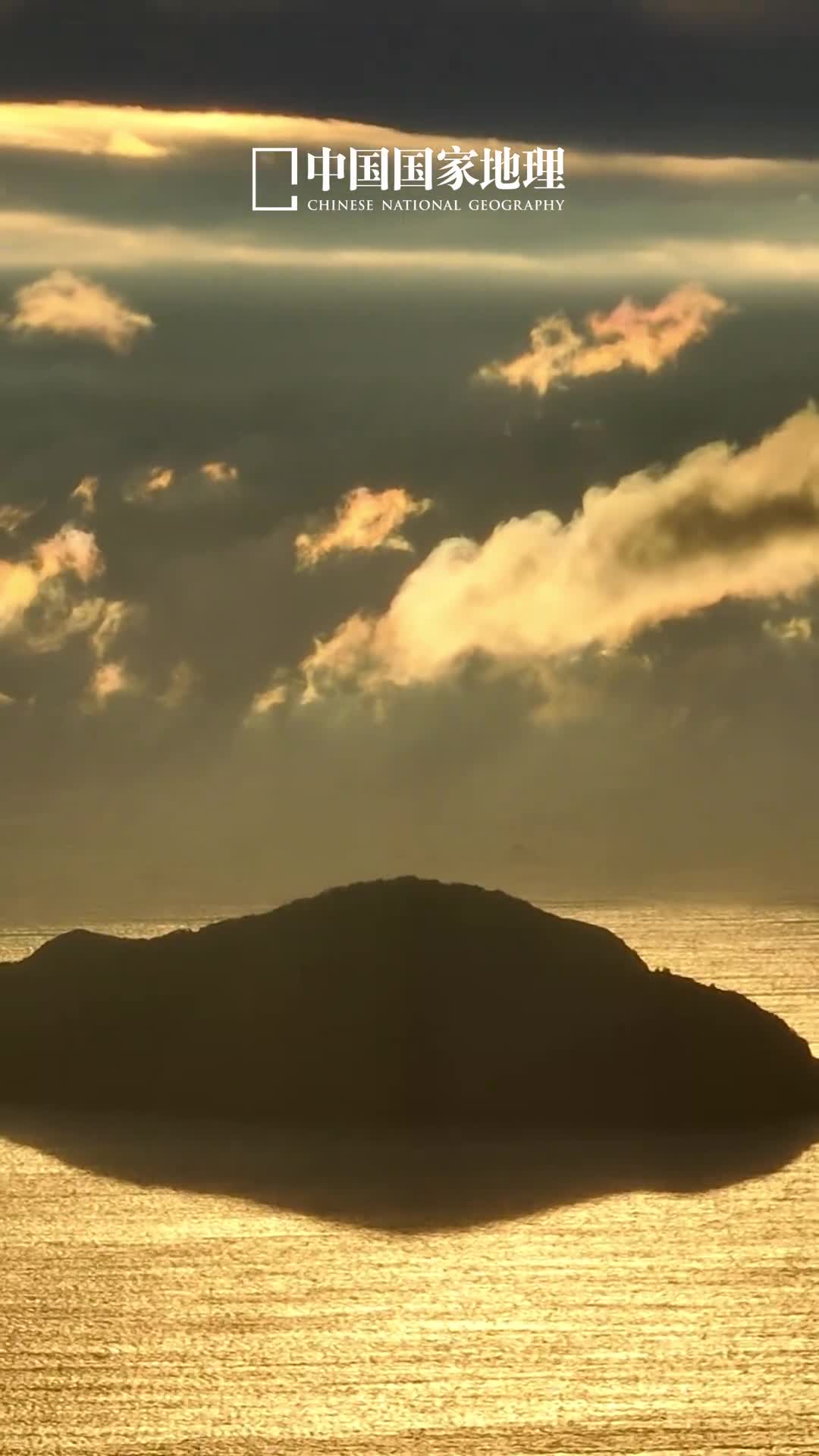 风平浪静的石梅湾有多美在海南省万宁市的石梅湾海浪轻拂沙滩卷起阵阵回响阳光穿透波浪闪烁粼粼微光风起云涌间时光悄然流逝就在这一次次潮涨潮落中再爱一遍这个缱绻的人间