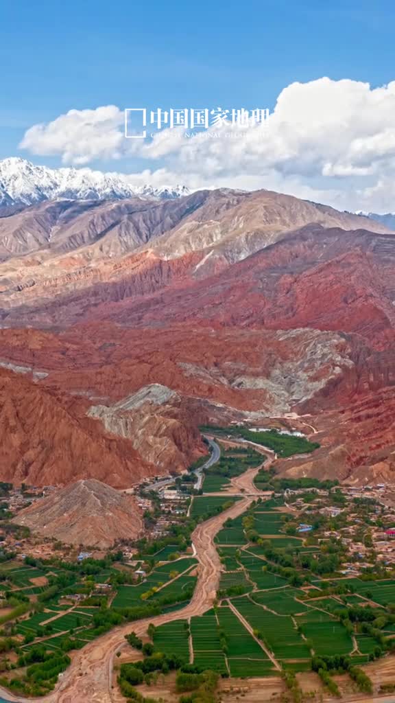 走进惊艳时光的斑斓秘境阿什贡位于青海贵德国家地质公园内宛如一幅缤纷多彩的画卷徐徐展开在世人面前在这里丹霞黄河蓝天白云与绿树交相辉映演绎着大自然的绮丽多姿特别是那层次分明的红色岩层仿佛是大地的血脉见证着岁月的变迁